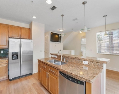 560 Nw 39th Circle - Photo Thumbnail 13
