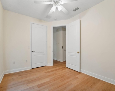 560 Nw 39th Circle - Photo Thumbnail 18