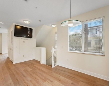 560 Nw 39th Circle - Photo Thumbnail 20