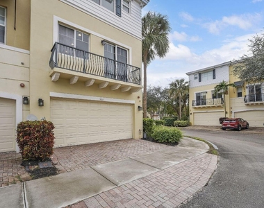 560 Nw 39th Circle - Photo Thumbnail 3