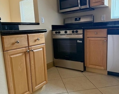 744 Ne 14th Avenue - Photo Thumbnail 3