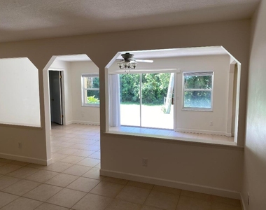 956 Tulip Lane - Photo Thumbnail 13