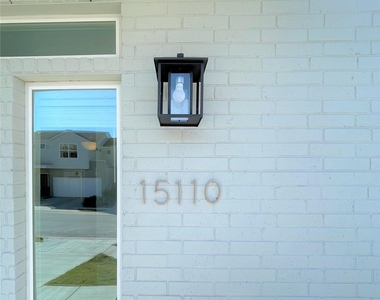 15110 Forum Ave - Photo Thumbnail 4