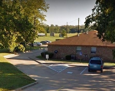 902 Dallas Street - Photo Thumbnail 2