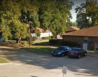 902 Dallas Street - Photo Thumbnail 7