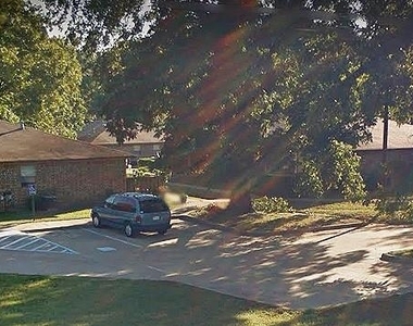 902 Dallas Street - Photo Thumbnail 4