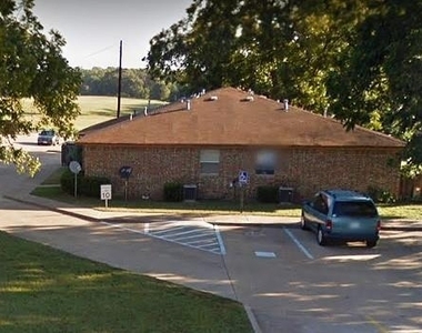 902 Dallas Street - Photo Thumbnail 3