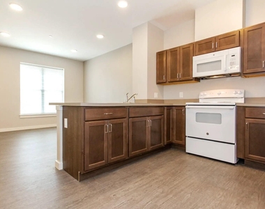 1811 Losantiville Ave - Photo Thumbnail 5