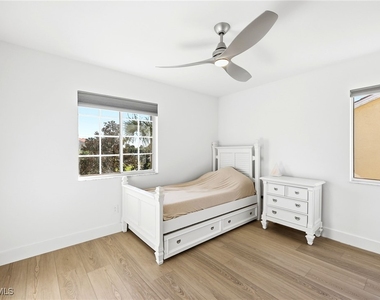 7707 Jewel Lane - Photo Thumbnail 4