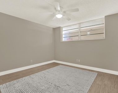 7625 Sun Island Drive S - Photo Thumbnail 15
