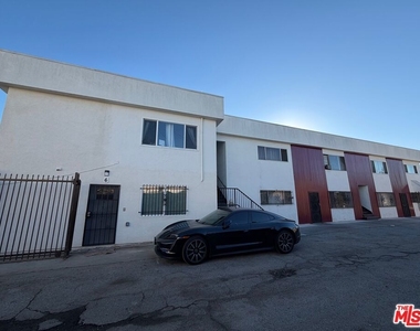 3568 S Budlong Avenue - Photo Thumbnail 6