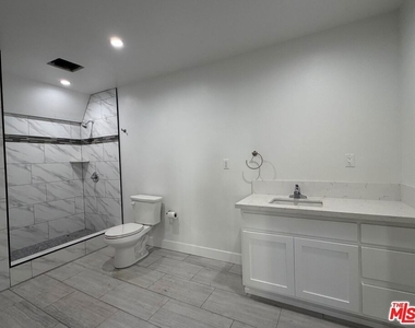 3568 S Budlong Avenue - Photo Thumbnail 5