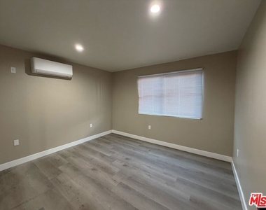 3568 S Budlong Avenue - Photo Thumbnail 2