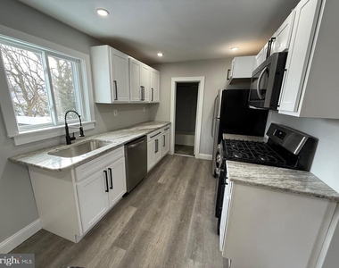 212 Warren Street - Photo Thumbnail 3