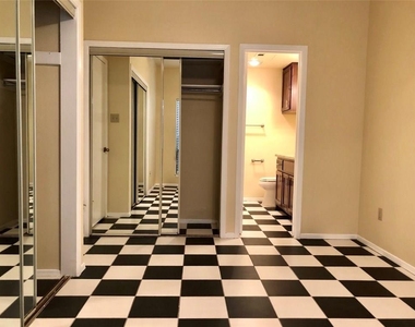 806 W 24th St - Photo Thumbnail 5