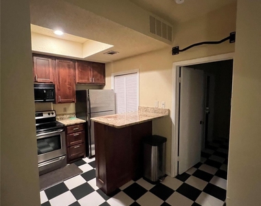 806 W 24th St - Photo Thumbnail 9