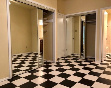 806 W 24th St - Photo Thumbnail 4