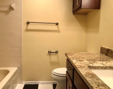 806 W 24th St - Photo Thumbnail 6