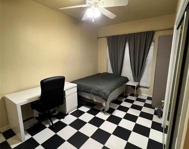 806 W 24th St - Photo Thumbnail 7