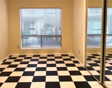 806 W 24th St - Photo Thumbnail 3