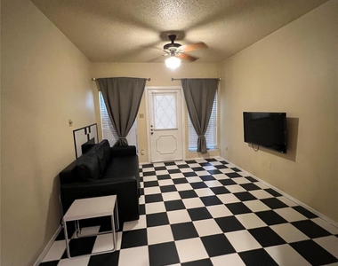 806 W 24th St - Photo Thumbnail 10