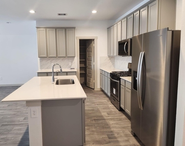 7106 Marina Heights Way - Photo Thumbnail 5