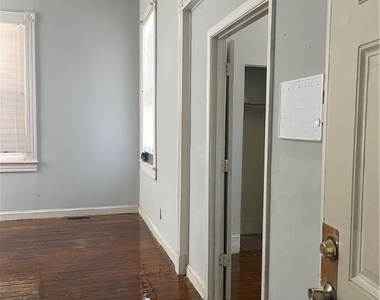 712 W Washington Street - Photo Thumbnail 2