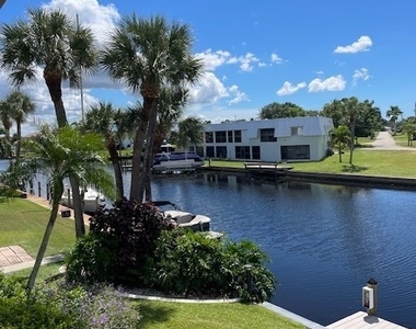 632 Victoria Drive - Photo Thumbnail 2