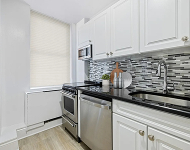 West 34th Street - Photo Thumbnail 2