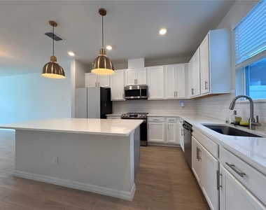 2962 Voyager Avenue - Photo Thumbnail 4
