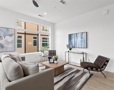 727 W 10th Street - Photo Thumbnail 13