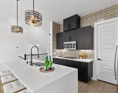 727 W 10th Street - Photo Thumbnail 6