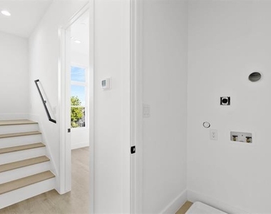 727 W 10th Street - Photo Thumbnail 17