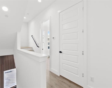 727 W 10th Street - Photo Thumbnail 16