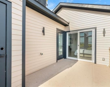 727 W 10th Street - Photo Thumbnail 31