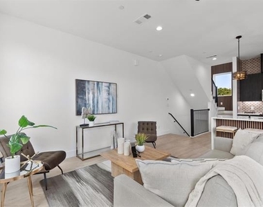 727 W 10th Street - Photo Thumbnail 11