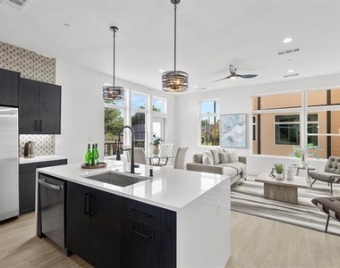 727 W 10th Street - Photo Thumbnail 9
