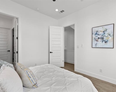 727 W 10th Street - Photo Thumbnail 19