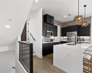 727 W 10th Street - Photo Thumbnail 4