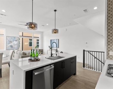 727 W 10th Street - Photo Thumbnail 8