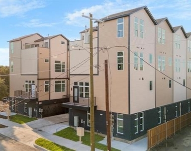 727 W 10th Street - Photo Thumbnail 1