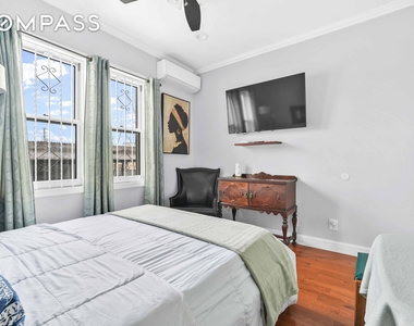 East 49th Street - Photo Thumbnail 17