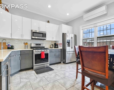 East 49th Street - Photo Thumbnail 20