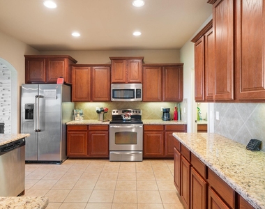 970 Parkview Dr - Photo Thumbnail 10
