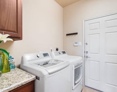 970 Parkview Dr - Photo Thumbnail 12