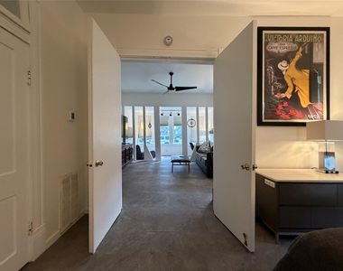 318 Hyde Park Boulevard - Photo Thumbnail 14