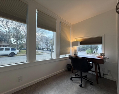 318 Hyde Park Boulevard - Photo Thumbnail 4