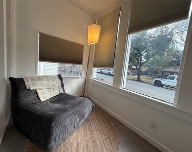 318 Hyde Park Boulevard - Photo Thumbnail 5