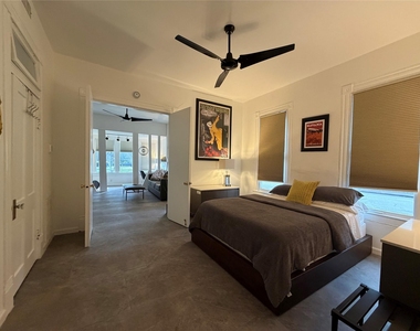 318 Hyde Park Boulevard - Photo Thumbnail 12