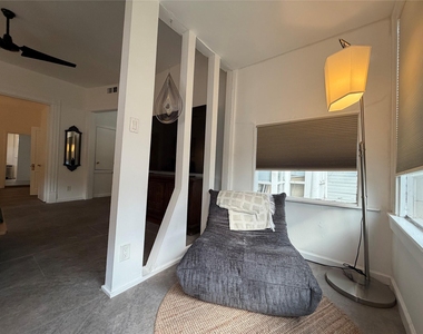 318 Hyde Park Boulevard - Photo Thumbnail 6